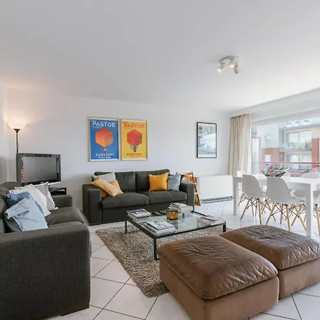 Huswell - Bright Retreat With Balcony *