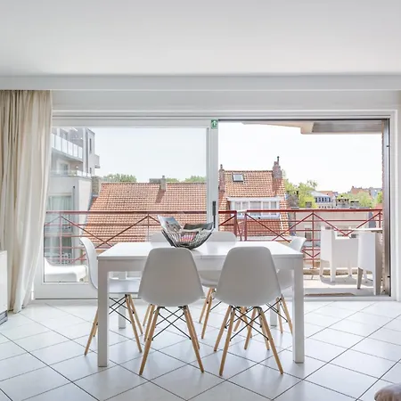 Huswell - Bright Retreat With Balcony 아파트