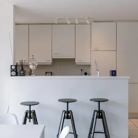 Apartamento Huswell - Bright Retreat With Balcony